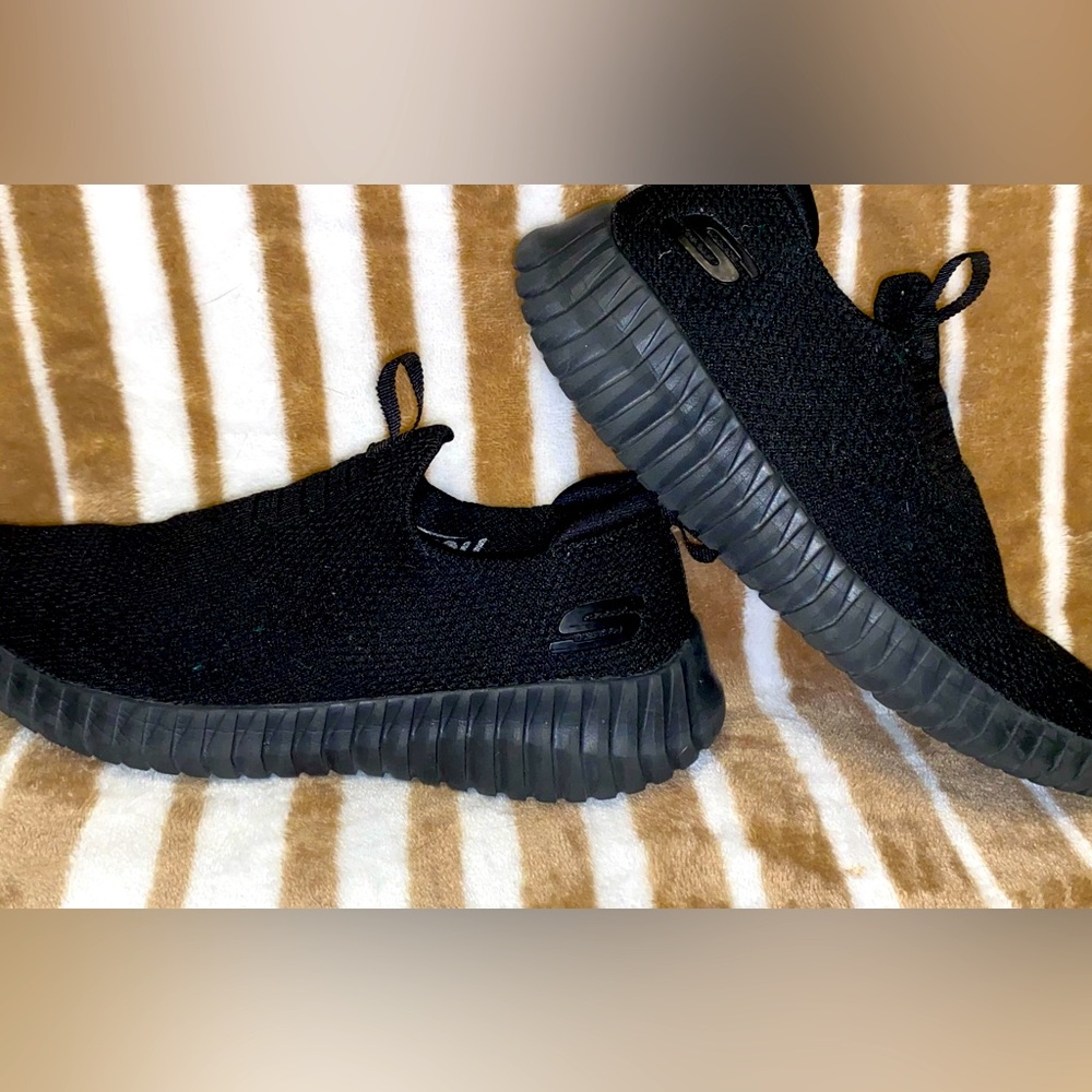 Black Skechers. boys shoe size 1.5, stretch fit. Worn twice, his fee grew a size